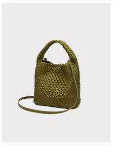 Vue détaillée du sac à main en cuir tressé vert olive, montrant une texture et un savoir-faire.