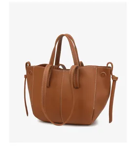 Bruine lederen shopper voor vrouwen, grote capaciteit forens schoudertas met textuur.