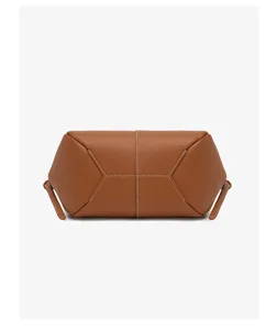 Bruine lederen schoudertas met stiksels, elegante damestas voor dagelijks woon-werkverkeer.