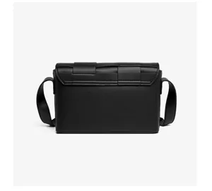 Detailansicht einer stylischen schwarzen minimalistischen gewebten Leder Umhängetasche.