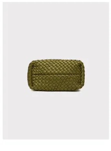 Vue détaillée du sac en cuir tressé fait main vert olive, montrant un beau travail.