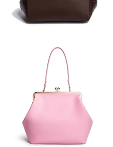 Mittelgroße rosa Kussverschluss Schulterhandtasche mit Metallbügelgriff und edlem Leder.