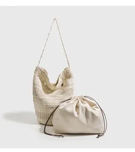 Detalles en primer plano del bolso tote tejido a mano con bolsa interior en estilo beige.