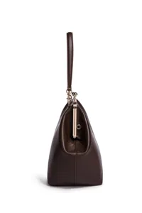 Detailansicht der dunkelbraunen Leder-Küsschen-Handtasche mit goldfarbenem Metallrahmen.