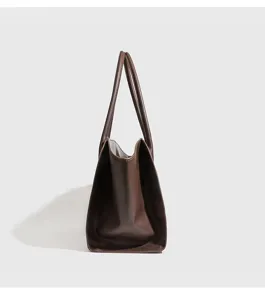 Zijprofiel detail van minimalisten bruine lederen shopper, elegante tas voor dagelijks.