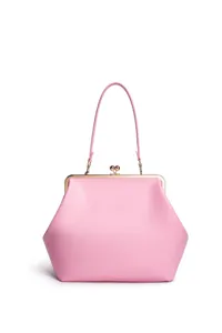 Nahaufnahme der rosa Kussverschluss-Handtasche mit goldenem Metallrahmen und Verschluss.