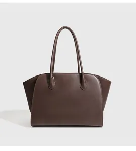 Gedetailleerd overzicht van de elegante bruine lederen tas, minimalistische stijl.