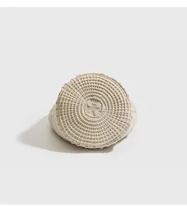 Primer plano que muestra el intrincado patrón tejido concéntrico de este bolso de ganchillo.