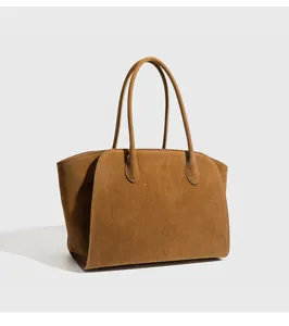 Bruine suède minimalistische tote tas detail met dubbele handvatten en chic zijvleugelontwerp.