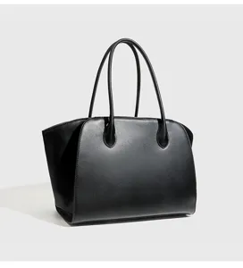Minimalistische zwarte shopper tas detail, grote lederen handtas voor dagelijks werk.