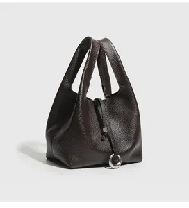 Bolso cubo de cuero marrón oscuro para mujer, elegante bolso de mano minimalista con asa.