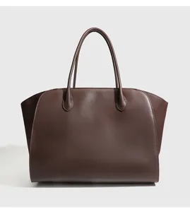 Gedetailleerd overzicht van de grote donkerbruine lederen tote bag met minimalistisch design.