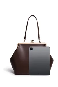 Detailansicht der eleganten braunen Leder Umhängetasche mit goldener Hardware im Retro-Stil.