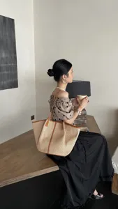 Grote geweven raffia tote tas voor dames, stijlvolle schouder strotas voor strandvakantie.