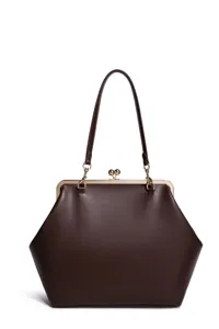 Detailaufnahme der dunkelbraunen Vintage Kussverschluss Handtasche mit Metallbügel.