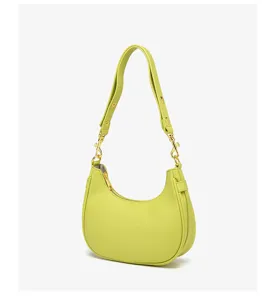 Groene PU lederen hobo schoudertas detail, goudkleurige hardware, elegante baguette vorm.