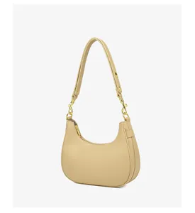 Gedetailleerd overzicht van de minimalistische beige schoudertas, elegant lederen hobo-ontwerp.