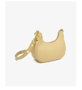 Elegante beige schoudertas met gouden hardware voor dames, chic mode-accessoire.
