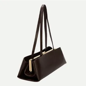 Dunkelbraune Retro-Lederschultertasche mit schickem Goldrahmen und Doppelriemen.
