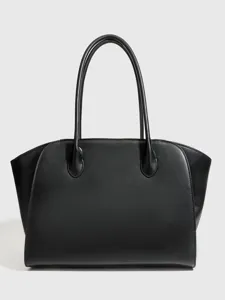 Minimalistische zwarte handtas shopper, grote schoudertas voor dagelijks woon-werkverkeer.