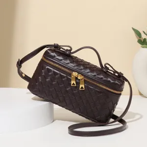 Dunkelbraune geflochtene Umhängetasche aus Leder, stylische handgemachte Kosmetiktasche.