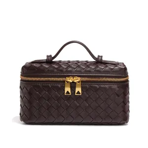 Dunkelbraune elegante leder gewebte kosmetiktasche handtasche umhaengetasche ansicht