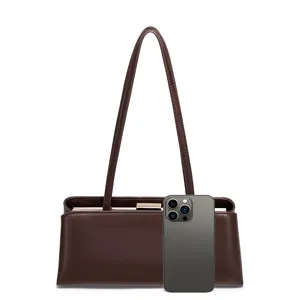 Braune Leder Schultertasche Baguette Tasche Achseltasche Detailansicht Grössenvergleich.