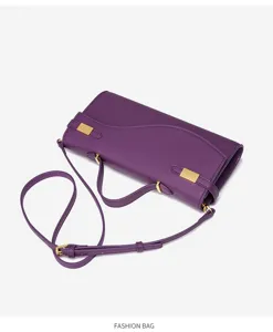 Vista detallada del bolso de cuero morado, elegante minibolso cruzado para mujer.