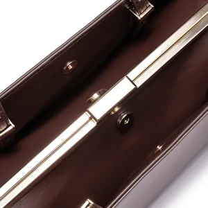 Detailansicht der braunen Retro-Ledertasche mit elegantem Metallrahmen und sicherem Verschluss.