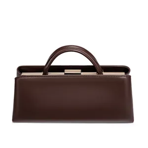 Elegante dunkelbraune Leder Handtasche mit Henkel und sicherem Metallrahmenverschluss detail.