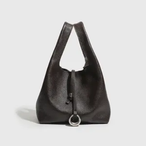 Bolso cubo elegante de cuero texturizado para mujer, bolso de mano chic para uso diario.