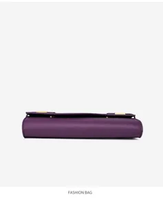 Bolso de mano morado detalle en piel grana, diseño elegante con herrajes dorados finos.