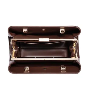 Dunkelbraune Handtasche aus Leder, Innenseite im Oberblick, Vintage-Metallrahmen Detail.