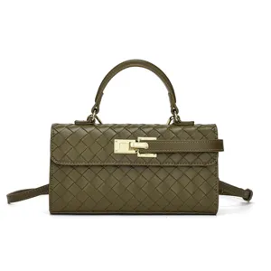 Olijfgroene geweven leren handtas detail, met intrecciato textuur en goudkleurige metalen hardware.