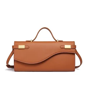 Bolso de mano mini marron con asa y correa, con un elegante diseno para mujeres.