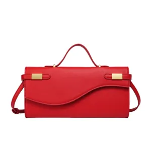 Elegante bolso de mano rojo de cuero granulado con asa y detalles dorados elegantes.