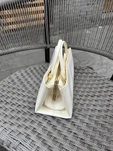 Elegante weiße Retro-Umhängetasche mit schickem Metallverschluss, perfektes Alltagsaccessoire.