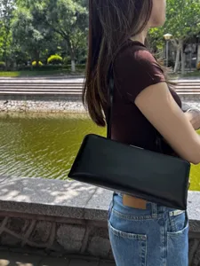 Schwarze PU Leder Schultertasche für Damen, retro schicke Achsel Baguette Handtasche.