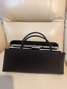 Schwarze strukturierte Retro Handtasche mit Metallrahmen, schicke Umhängetasche Alltag.