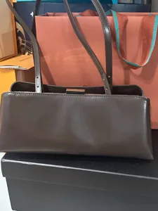 Klassische braune Leder Schultertasche Baguette Tasche im minimalistischen Design.