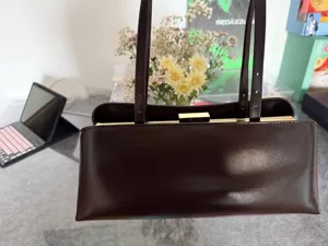Dunkelbraune strukturierte Vintage-Umhängetasche Detail, elegante rechteckige Handtasche mit Metall.
