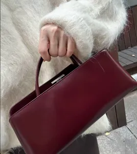 Bordeauxrote Lederhandtasche vintage strukturierte Umhängetasche elegantes Damenaccessoire