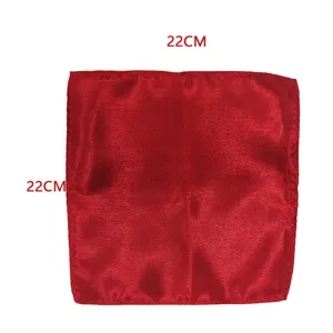 Detailopname van de effen rode glanzende polyester pochet met een gladde en fijne textuur.