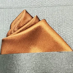 Mooi oranje zijden pochet voor heren, glanzende pak zakdoek en strak detailweergave.