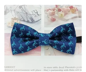 Nœud papillon bleu pour enfants avec motif de cheval cyan, vue détaillée du tissu et élastique.