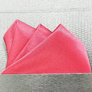 Effen roze glanzende pochet voor heren, elegante zijde-look zakdoek voor formele pakken.