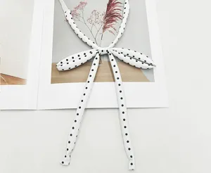 Détail de ruban de col d'uniforme JK à pois blancs, nœud de marin japonais prénoué.