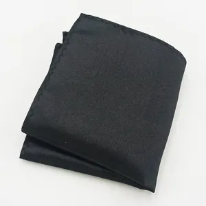 Gedetailleerd overzicht van het stijlvolle zwarte glanzende polyester zijden pocquet