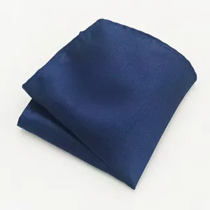 Gedetailleerd close-up van effen donkerblauwe pocet, gladde glanzende stof voor pakken.