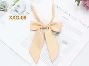 Vue détaillée d'un nœud papillon en sergé beige, idéal pour les uniformes JK et le col.